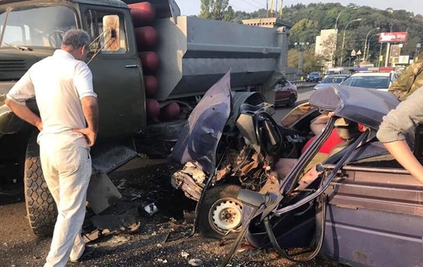 У Києві вантажівка розчавила авто, начинене зброєю