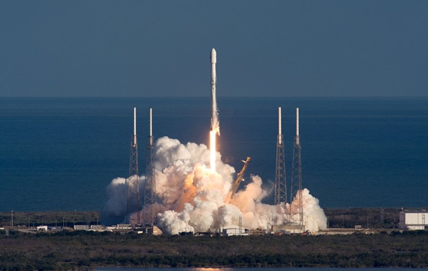 SpaceX запустила військовий супутник зв язку