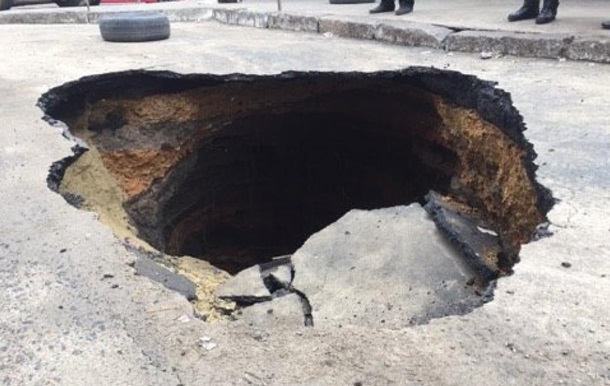 В Одесі посеред вулиці утворилася яма