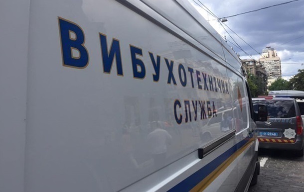 У Києві шукають вибухівку в трьох судах