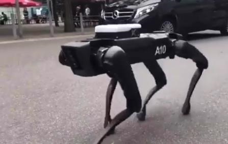 Boston Dynamics вигуляли робота-собаку в Ганновері