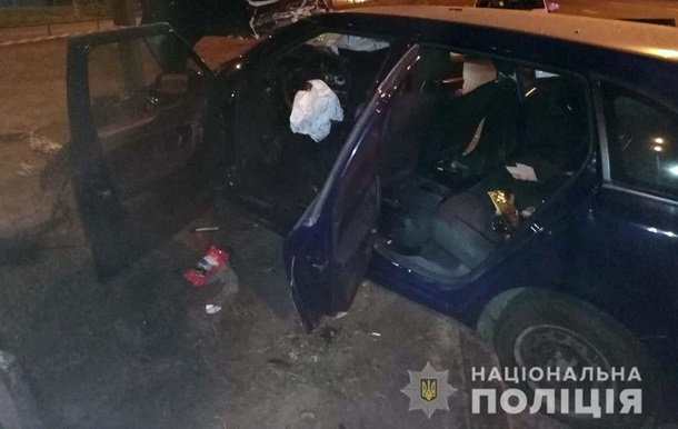 У Києві таксі зіткнулося з електроопорою, загинув пасажир