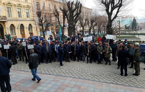 У Чернівцях мерію пікетують мисливці та рибалки