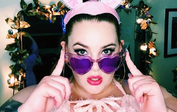 Модель plus size Тесс Холлидей снялась в образе зайчика