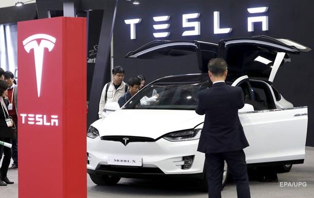 Tesla планує запустити службу роботаксі в 2020 році