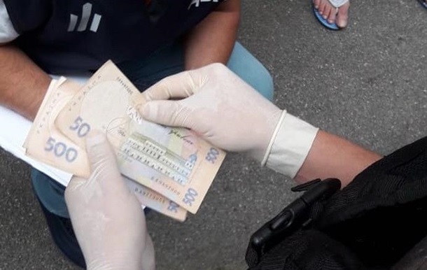 Податкового інспектора підозрюють у продажу даних про учасників АТО