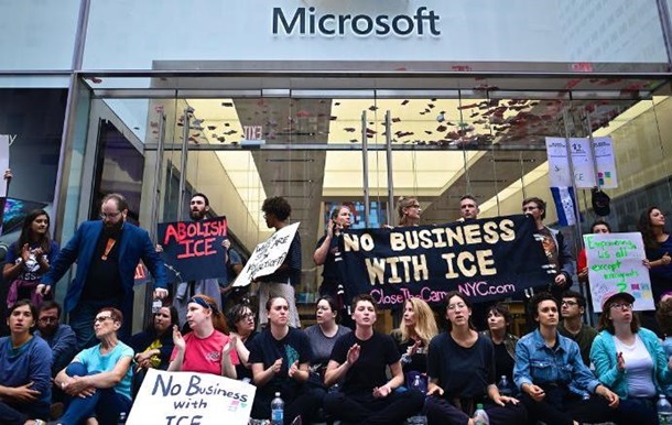 Понад 70 протестувальників затримали біля магазину Microsoft у Нью-Йорку