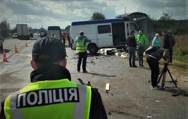 Два мікроавтобуси зіткнулися на Львівщині