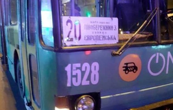 У Дніпрі закривавлений хлопець втратив свідомість у тролейбусі та помер