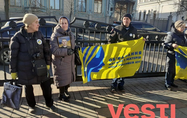 Під будівлею Ради триває мітинг