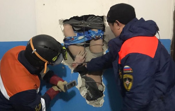 Чоловік впав у шахту вентиляції з 10 поверху і вижив