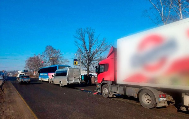 Під Полтавою фура протаранила автобус і мікроавтобус