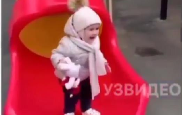 Дівчинка дивно шипить