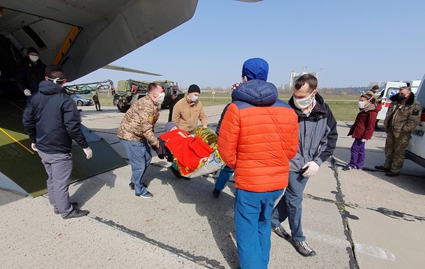 В Одесу літак доставив 14 поранених бійців на Донбасі
