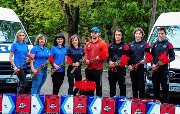 Як проходить День Перемоги на Донбасі: чемпіони і меценати в гостях у ветеранів