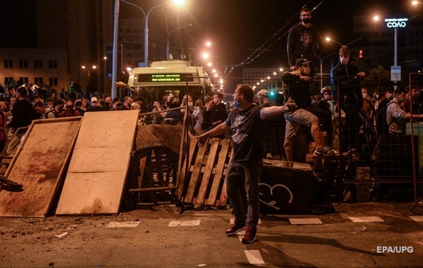 Мінський ОМОН штурмує під їзди житлових будинків