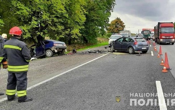 Під Львовом при зіткненні чотирьох авто загинуло троє людей