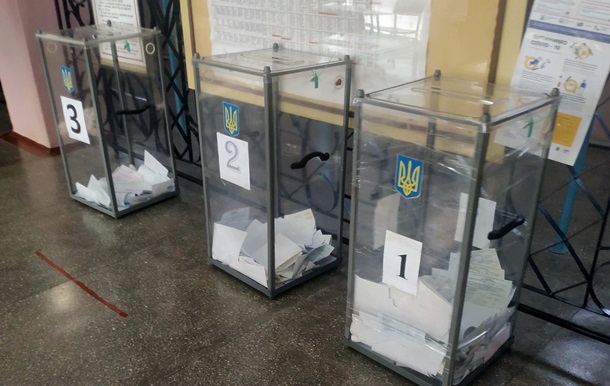 На Херсонщині кандидат прийшла голосувати з символікою своєї партії