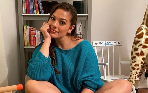 Модель plus-size зробила у ванній відвертий кадр