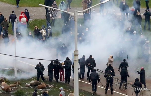 Силовики застосували спецзасоби проти учасників протесту в Мінську
