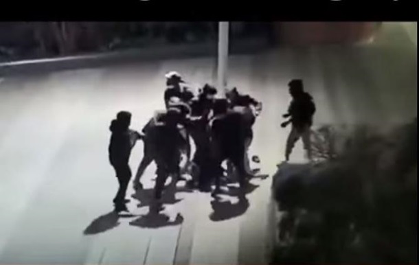 Жорстоке побиття українського підлітка в Парижі потрапило на відео