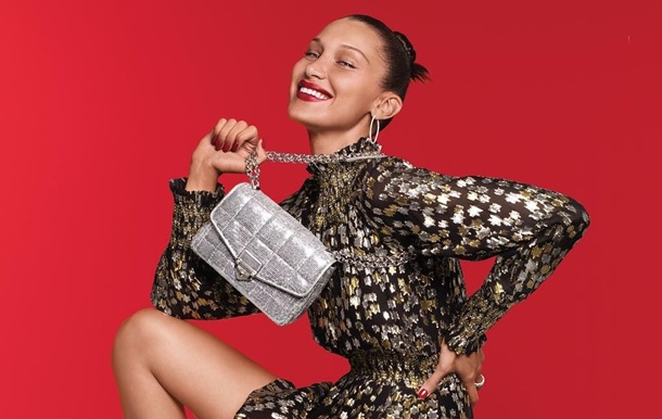 Льодяник і окуляри: Белла Хадід спокусливо представила Marc Jacobs