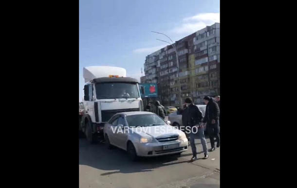 У Києві блокували вантажівку через демонтаж МАФів