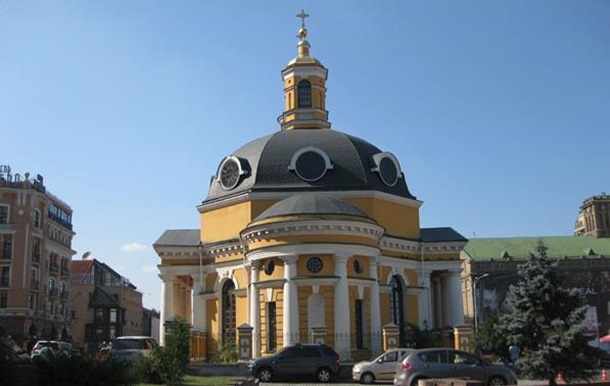 Курили і задували свічки: в Києві дівчата зняли відео в церкві