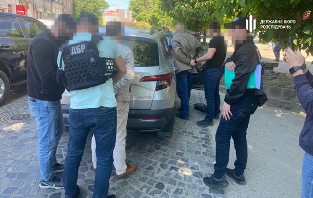 ДБР затримало на хабарі двох податківців - Korrespondent.net