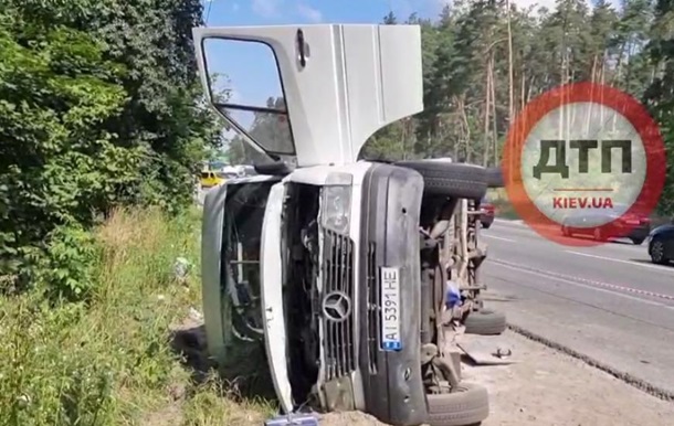 Під Києвом вісім людей постраждали в ДТП з маршруткою