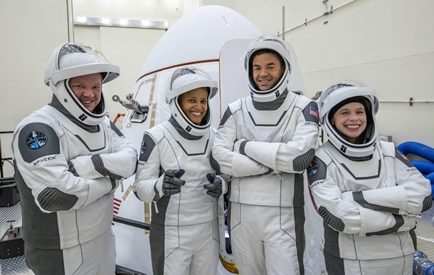 У SpaceX назвали дату старту цивільного Crew Dragon