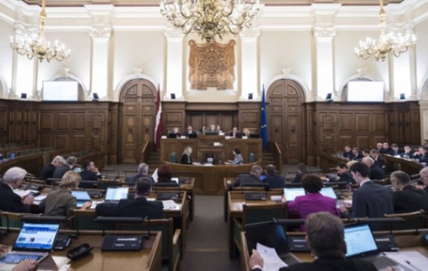 У Латвії нещеплених депутатів Сейму усунуть від роботи