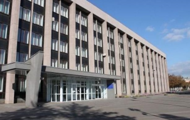 У Кривому Розі жінка залишила дев ятьох дітей під будівлею міськради