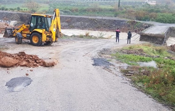 У Туреччині повінь зруйнувала будинки та мости