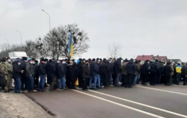 На Львівщині півсотні людей перекрили трасу Київ-Чоп