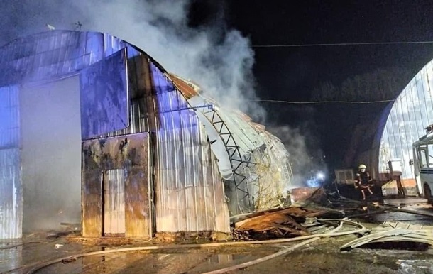 Под Киевом пожар на мебельном складе тушили 44 пожарных