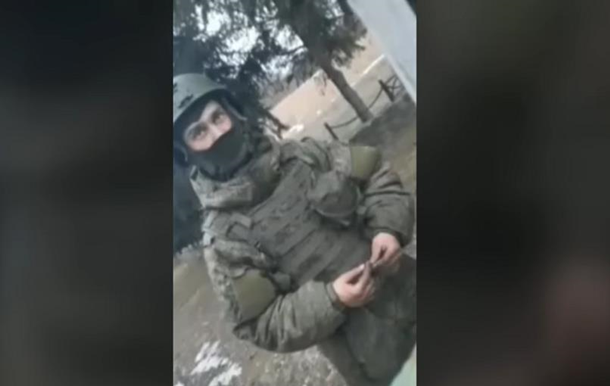 Солдат РФ говорив із жителями Сум про здачу в полон