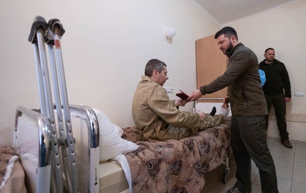 Зеленский посетил раненых пограничников