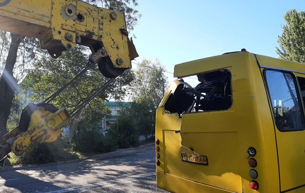 В Одесі кран в їхав у маршрутку із пасажирами, є постраждалі