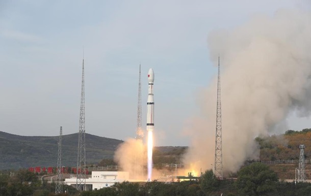 Китай вивів на орбіту три експериментальні супутники