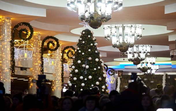 В московском метро поставили праздничную елку. Вместо веток — 230 тысяч использованных билетов