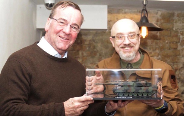 Министр обороны ФРГ приехал в Киев с Леопардом