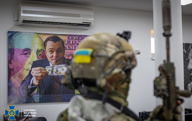 Шахраї на користь РФ вкрали майже 100 млн грн з рахунків маріупольців