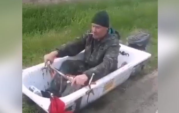 В РФ нетверезий чоловік їздив по дорозі у ванні