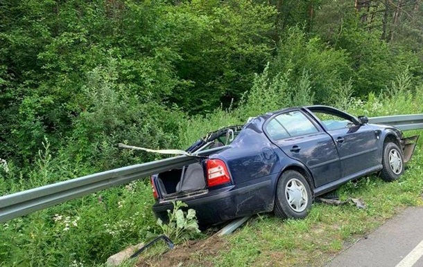 На Львівщині відбійник проштрикнув автівку, загинув школяр