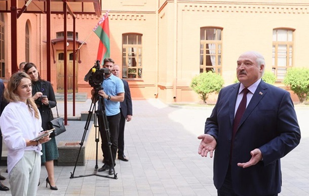 Вусатий нянь : як Лукашенко намагається уникнути ордера від МКС