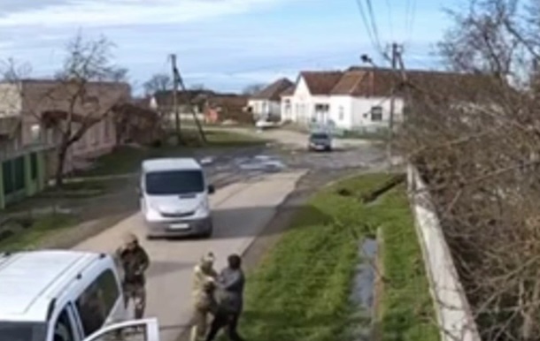 В Мукачеві люди у формі запакували чоловіка: ТЦК проводить перевірку