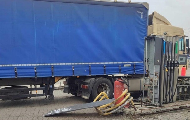 Россияне атаковали дронами АЗС в Никополе, есть раненые