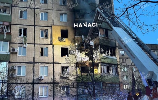У Кривому Розі - вибух у багатоповерхівці, під завалами шукають людей