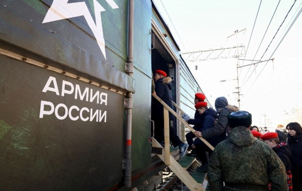В РФ курсируют агитпоезда - призывают в армию
